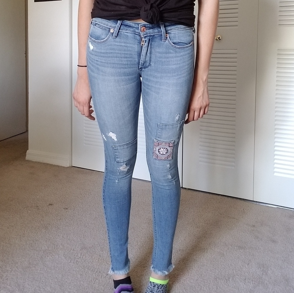 NWOT rare embroidered raw hem skinny jeans!